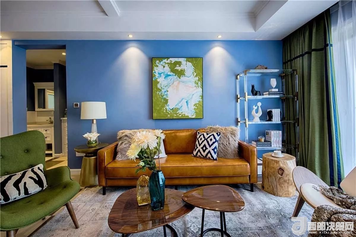 沙發(fā)背景墻選對(duì)裝飾畫(huà)，才能美了整個(gè)客廳空間！