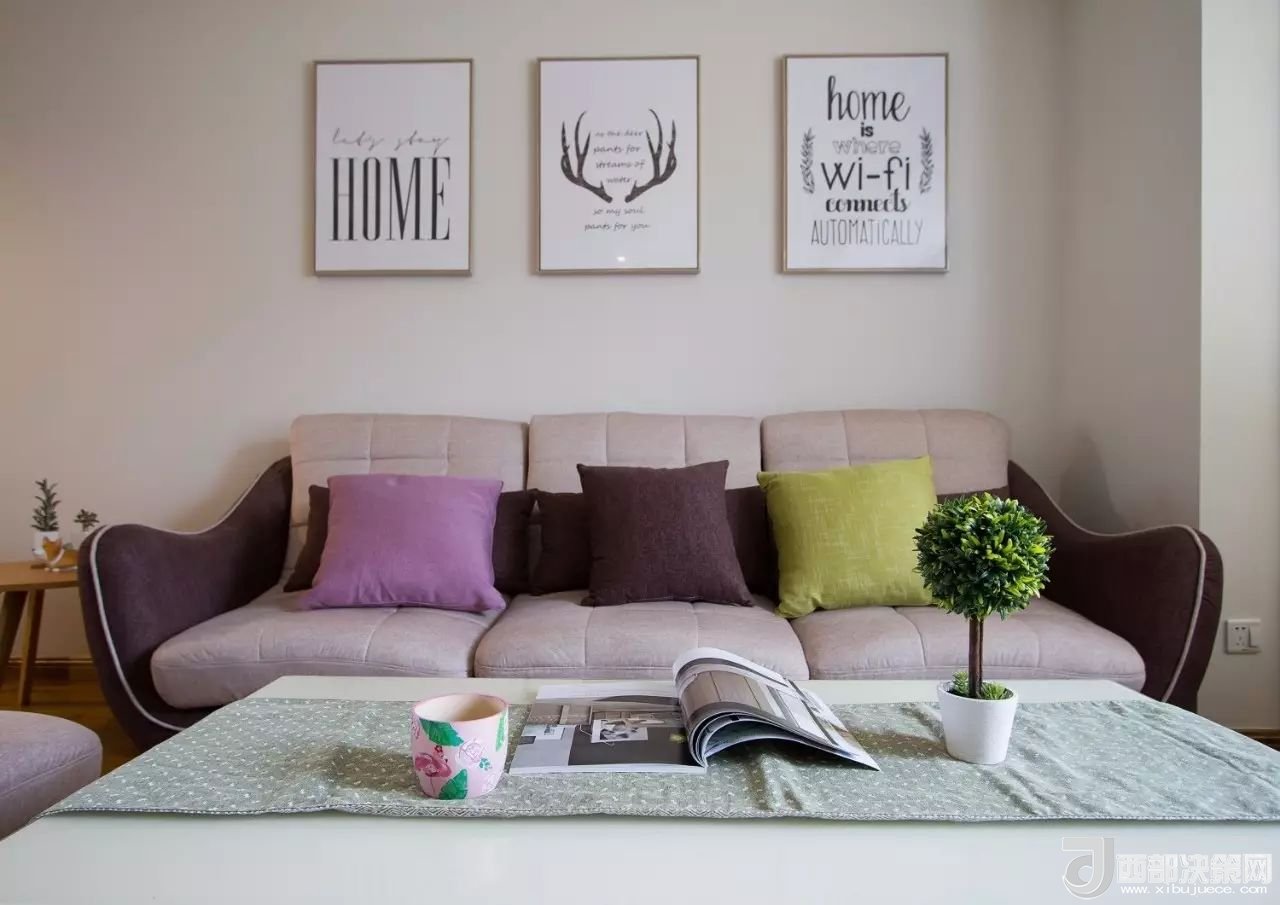 沙發(fā)背景墻選對(duì)裝飾畫(huà)，才能美了整個(gè)客廳空間！