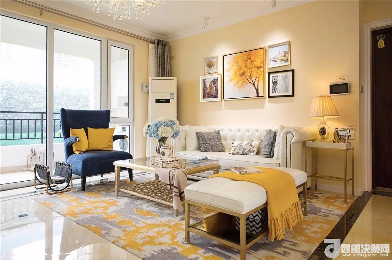 沙發(fā)背景墻選對(duì)裝飾畫(huà)，才能美了整個(gè)客廳空間！