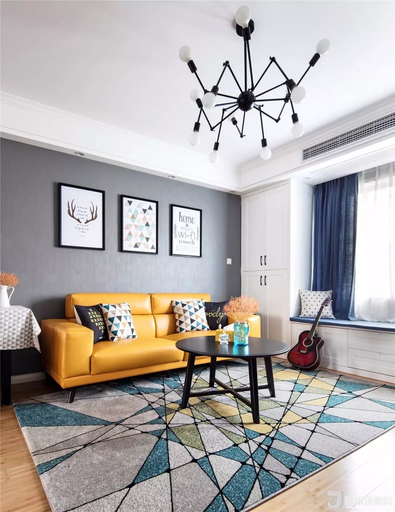 沙發(fā)背景墻選對(duì)裝飾畫(huà)，才能美了整個(gè)客廳空間！