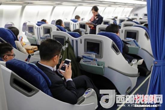 在東航MU5137航班上，旅客全程在飛行模式下可以使用手機(jī)。殷立勤 攝