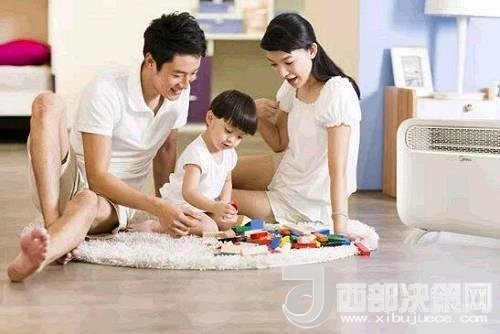 兒童時(shí)期，孩子好奇心強(qiáng)，喜歡“打破砂鍋問到底”、“探究性拆東西”、“自言自語做游戲”。這些聽似好笑，看似頑皮的言行舉止，恰恰就是孩子創(chuàng)造火花的閃現(xiàn)。心理學(xué)家鄧斯克認(rèn)為，小孩子在游戲中的“假裝”會大大促進(jìn)他們的發(fā)散思維。