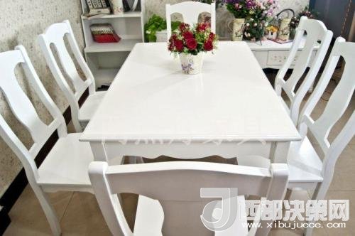 喜歡白色餐桌 但椅子該如何搭配？