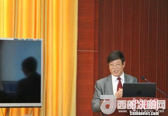 圖為中南大學教授歐陽友權在現(xiàn)場作了題為“我國文化產(chǎn)業(yè)發(fā)展的三大拐點與高校的責任”報告?！≮w曉 攝