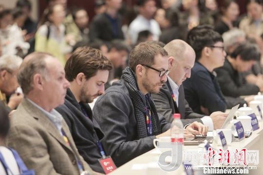 河北工業(yè)設(shè)計(jì)創(chuàng)新中心(以下簡(jiǎn)稱(chēng)HIDC)啟動(dòng)儀式暨“設(shè)計(jì)促轉(zhuǎn)型·創(chuàng)新贏未來(lái)”國(guó)際工業(yè)設(shè)計(jì)工作坊26日在河北省省會(huì)石家莊市舉行。圖為與會(huì)各國(guó)設(shè)計(jì)師。　肖欣 攝