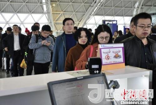 圖為旅客等待進入客艙?！慰∶?攝