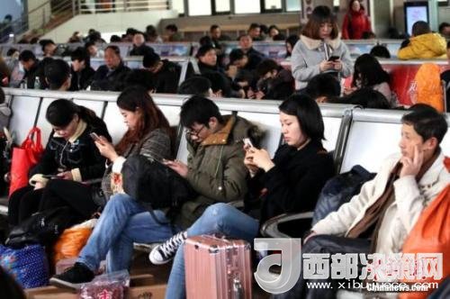 資料圖：移動互聯(lián)網(wǎng)時代，旅客都拿著手機打發(fā)時間。<a target='_blank' >中新社</a>記者 王中舉 攝