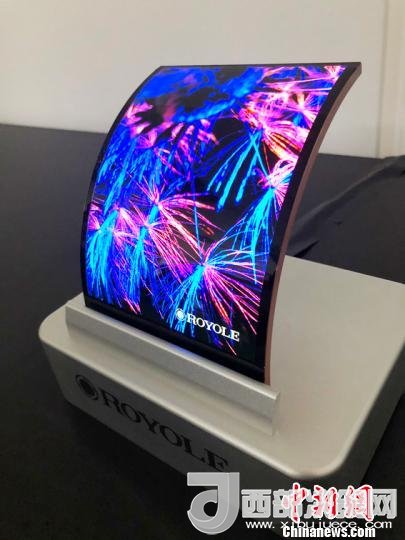 柔宇科技全柔性顯示屏在固定曲面上的應(yīng)用?！∪嵊羁萍脊﹫D 攝