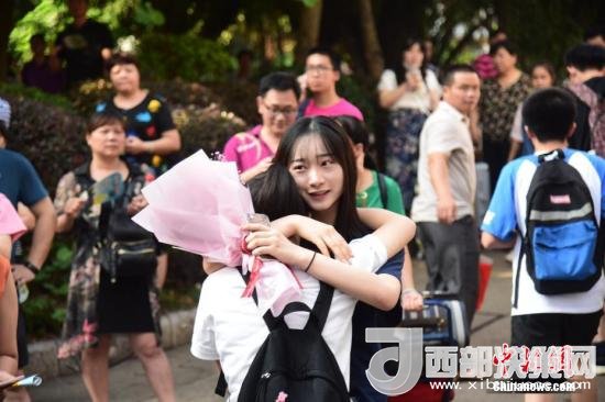 資料圖：一名家屬擁抱走出考場(chǎng)的考生。 王以照 攝