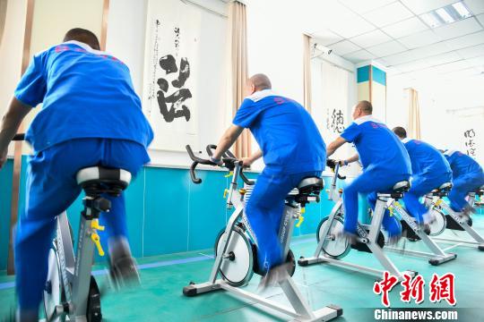 山西省戒毒人員正在進(jìn)行身體鍛煉?！⊥踅ㄜ?攝