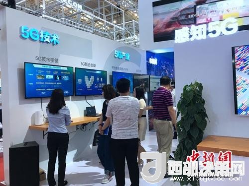 資料圖：普通消費者在參觀5G技術(shù)展示。<a target='_blank'  data-cke-saved-  >中新網(wǎng)</a> 吳濤 攝