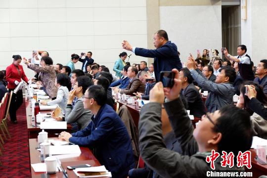 圖為與會(huì)嘉賓認(rèn)真聽取專家演講?！±铍h 攝