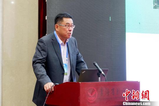 圖為青海省農(nóng)林科學(xué)院副院長(zhǎng)、國(guó)家大麥青稞產(chǎn)業(yè)技術(shù)體系崗位科學(xué)家遲德釗正在發(fā)言?！±铍h 攝