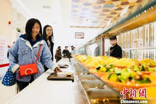 　資料圖：消費(fèi)者在餐廳就餐。　樸峰 攝