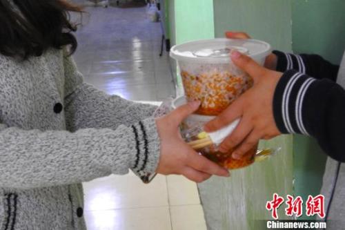 外賣(mài)配送員將外賣(mài)送到學(xué)生宿舍。受訪(fǎng)者供圖