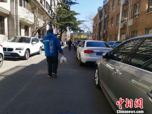 圖為餓了么配送員正在送餐。 謝藝觀(guān) 攝