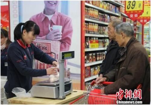 資料圖：在保定市北市區(qū)一家大型超市內(nèi)，促銷員正在為購買雞蛋的市民稱量、打包。李芳華 攝