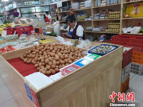 圖為菜市場里賣的雞蛋。 謝藝觀 攝