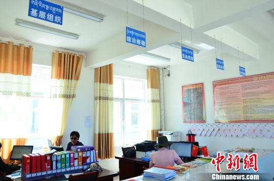 圖為塔秀村的便民服務大廳?！◆?shù)り?攝