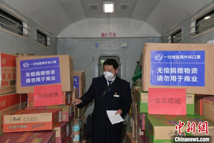 圖為中國鐵路昆明局集團通過普速客車行李車運送疫情防控保障物資。　黃婷婷 攝