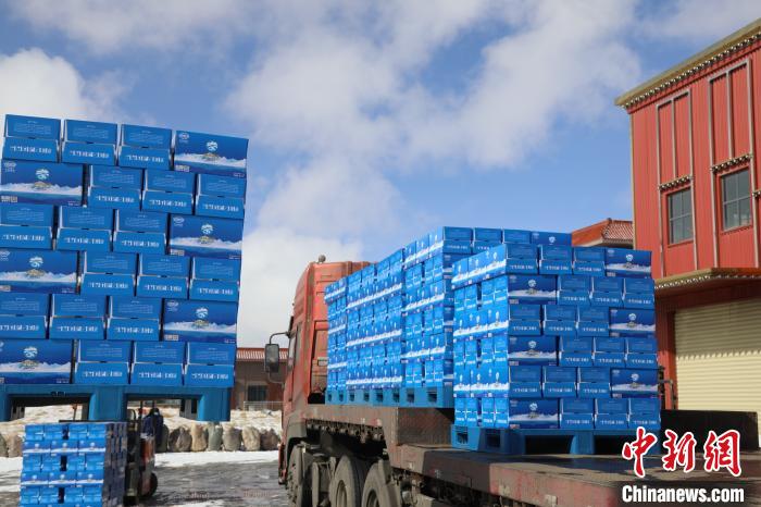 圖為當(dāng)雄的冰川礦泉水裝車，即將發(fā)往湖北?！‘?dāng)雄縣 供圖 攝