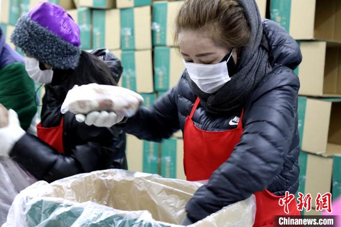 當(dāng)雄縣民眾將牦牛肉裝箱?！‘?dāng)雄縣 供圖 攝