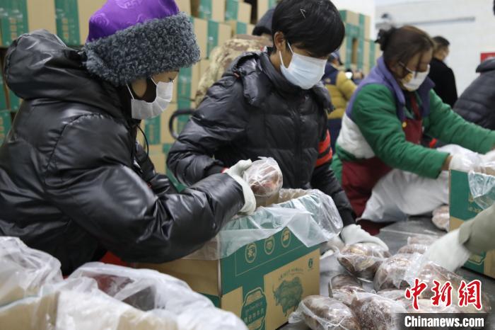 當(dāng)雄縣民眾打包當(dāng)?shù)氐奶禺a(chǎn)，“有身份證”牦牛肉?！‘?dāng)雄縣 供圖 攝