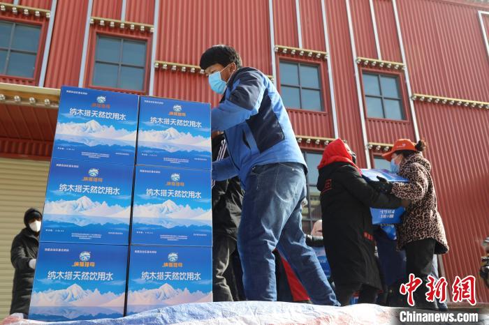 西藏當(dāng)雄給湖北荊州送去冰川礦泉水、牦牛肉等物資