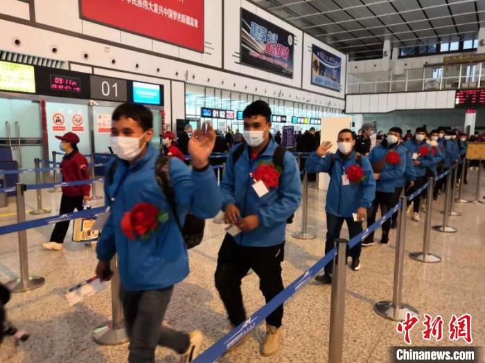 外出務工人員有序排隊辦理登記手續(xù)?！O友軍 攝