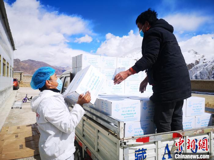 圖為工作人員搬運(yùn)物資。堆龍德慶區(qū)宣傳部供圖