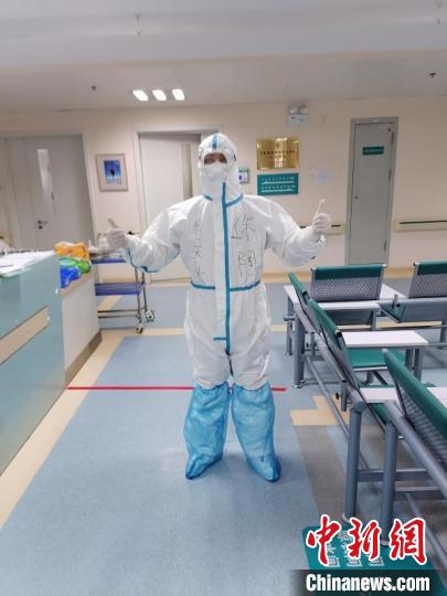 徐陶在工作中。四川援助湖北醫(yī)療隊(duì)供圖