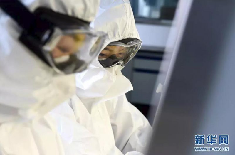 ▲資料圖片：負(fù)責(zé)新型冠狀病毒核酸檢測(cè)的工作人員，在實(shí)驗(yàn)室進(jìn)行樣本處理。（新華社發(fā) 周牧 攝）
