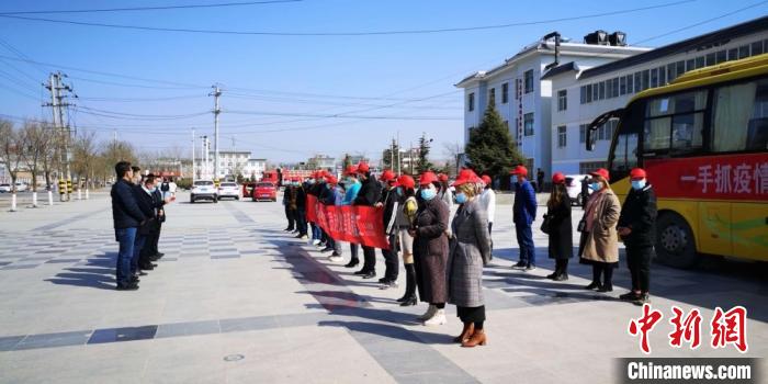 圖為甘肅禮縣，歡送首批乘“專車”赴浙江的務(wù)工人員。(資料圖) 田瑞萍 攝