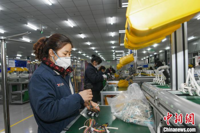 工人戴著口罩搶抓生產(chǎn)?！】到?攝