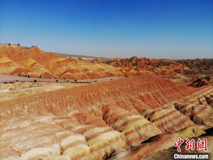 航拍下的七彩丹霞?！钇G敏 攝