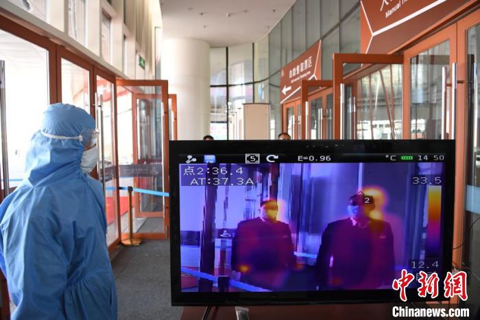 圖為游客步行通過紅外線測溫通道?！钇G敏 攝