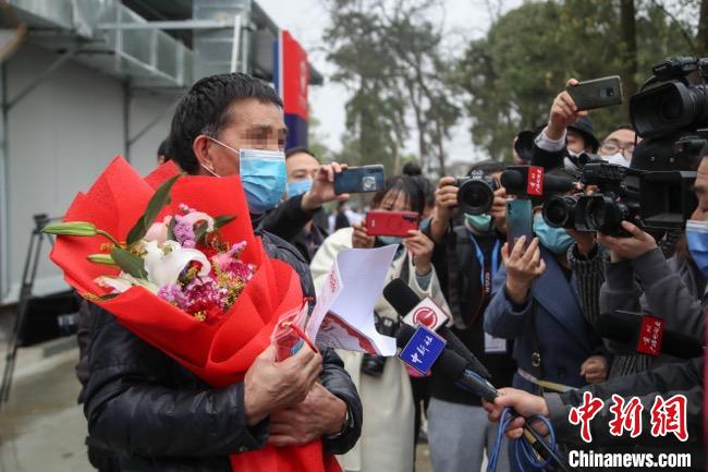 圖為貴州省最后一名新冠肺炎確診患者從貴州省將軍山醫(yī)院出院，患者接受媒體采訪?！■暮陚?攝