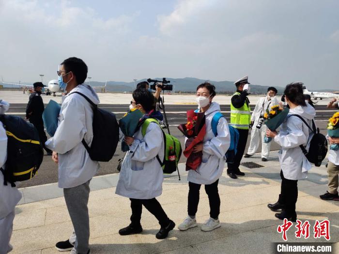 圖為交警向醫(yī)療隊敬禮?！№n帥南 攝