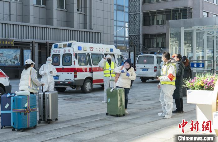 圖為呼和浩特車站“外防輸入”?!∠牧?攝 圖為呼和浩特車站“外防輸入”?!∠牧?攝