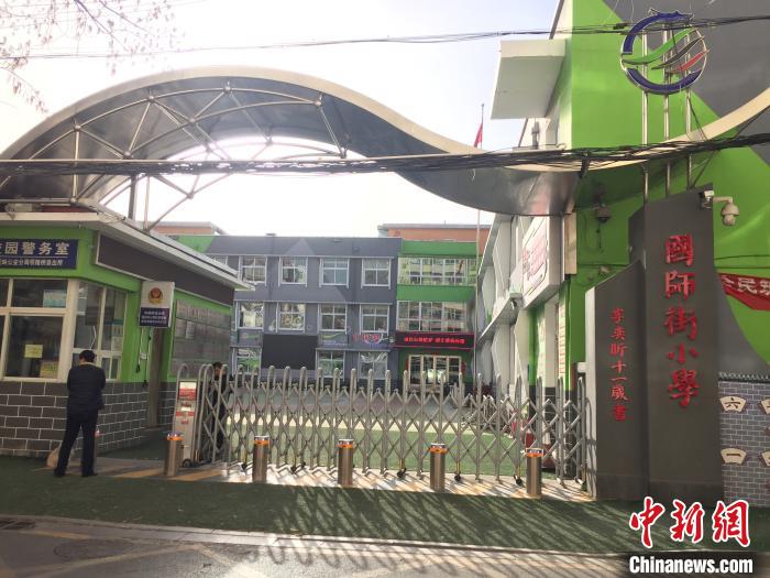 校門口設(shè)置臨時(shí)等候區(qū)，區(qū)域四周5米為禁行區(qū)。　高瑞峰 攝