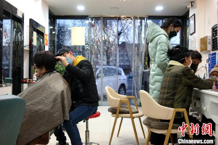 拉薩市民在一美發(fā)店理發(fā)、美甲?！〗w波 攝