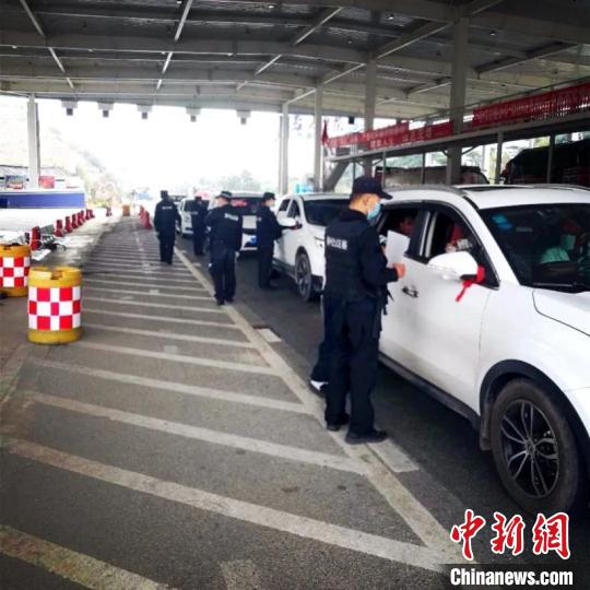 圖為云南一邊境檢查站防控疫情同時(shí)嚴(yán)防境外毒品滲透?！≡颇鲜」矎d供圖 攝