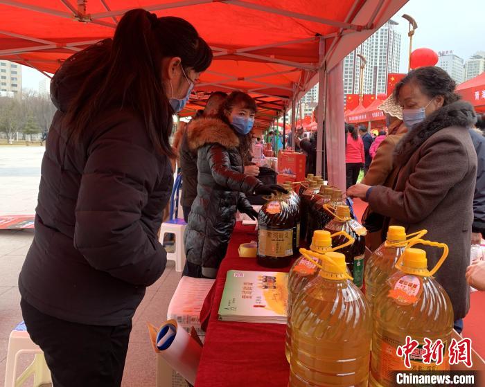 圖為市民們正在采購商品?！O睿 攝