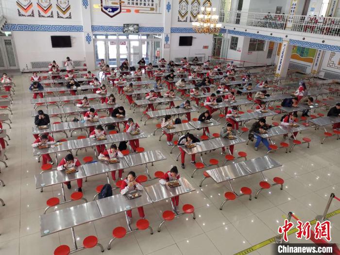 圖為學(xué)生們在食堂就餐?！鯆I娜 攝