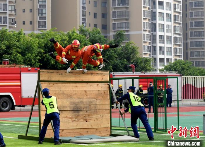 新消防員進行消防障礙接力操展示?！⒅铱?攝