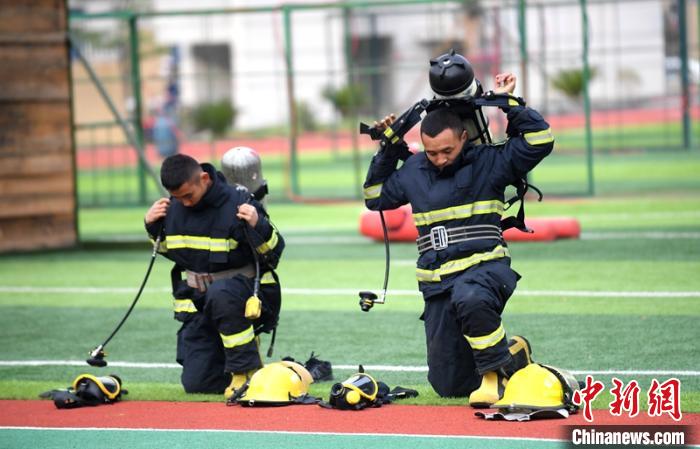 新消防員進行穿戴空呼器展示?！⒅铱?攝