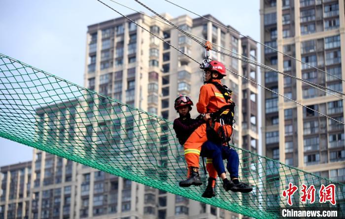 新消防員進行T型救援操展示?！⒅铱?攝