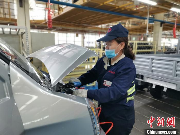 在滿足國(guó)外市場(chǎng)供應(yīng)的同時(shí)，成功汽車也緊盯國(guó)內(nèi)市場(chǎng)，拓渠道保銷量?！「唢w 攝