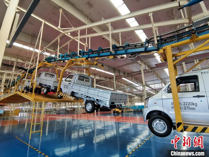 成功汽車是山西省重點(diǎn)轉(zhuǎn)型項(xiàng)目，擁有國(guó)內(nèi)先進(jìn)的零部件、發(fā)動(dòng)機(jī)整機(jī)自動(dòng)裝配和發(fā)動(dòng)機(jī)生產(chǎn)線、實(shí)驗(yàn)線，還有國(guó)際一流的工業(yè)機(jī)器人?！「唢w 攝