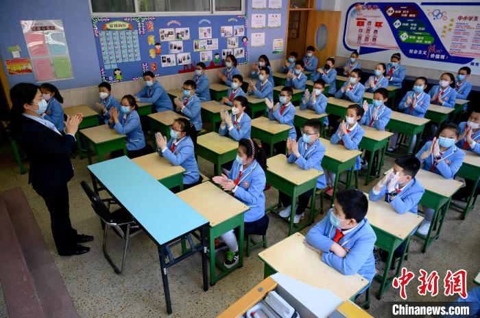 學(xué)校是人群密集場(chǎng)所，山西省疫情防控工作領(lǐng)導(dǎo)小組要求，要周密閉環(huán)做好疫情防控。　韋亮 攝